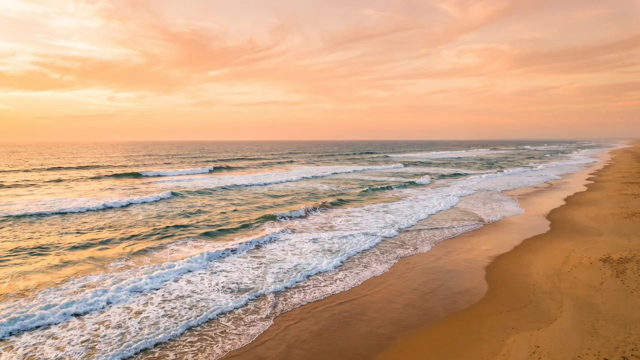 Les vagues de l'océan Atlantique au Porge, sur la côte du Médoc en Gironde — destination du transfert privé Bordeaux → Le Porge