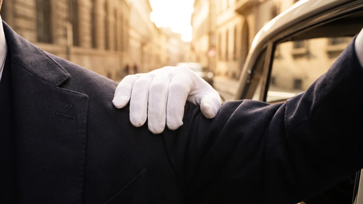 Chauffeur VTC en tenue soignée à Bordeaux, détail d'un accueil professionnel