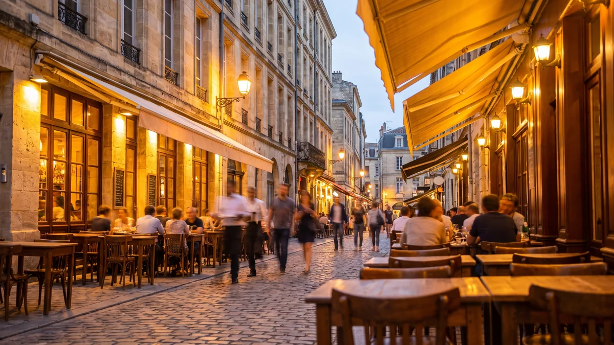 Rue Saint-Rémi animée le soir avec ses restaurants dans le vieux Bordeaux