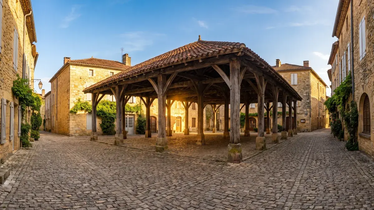 Halle en pierre et charpente de Lévignac-de-Guyenne