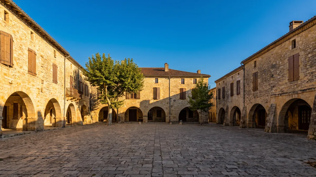 Place à arcades de la bastide de Lévignac-de-Guyenne