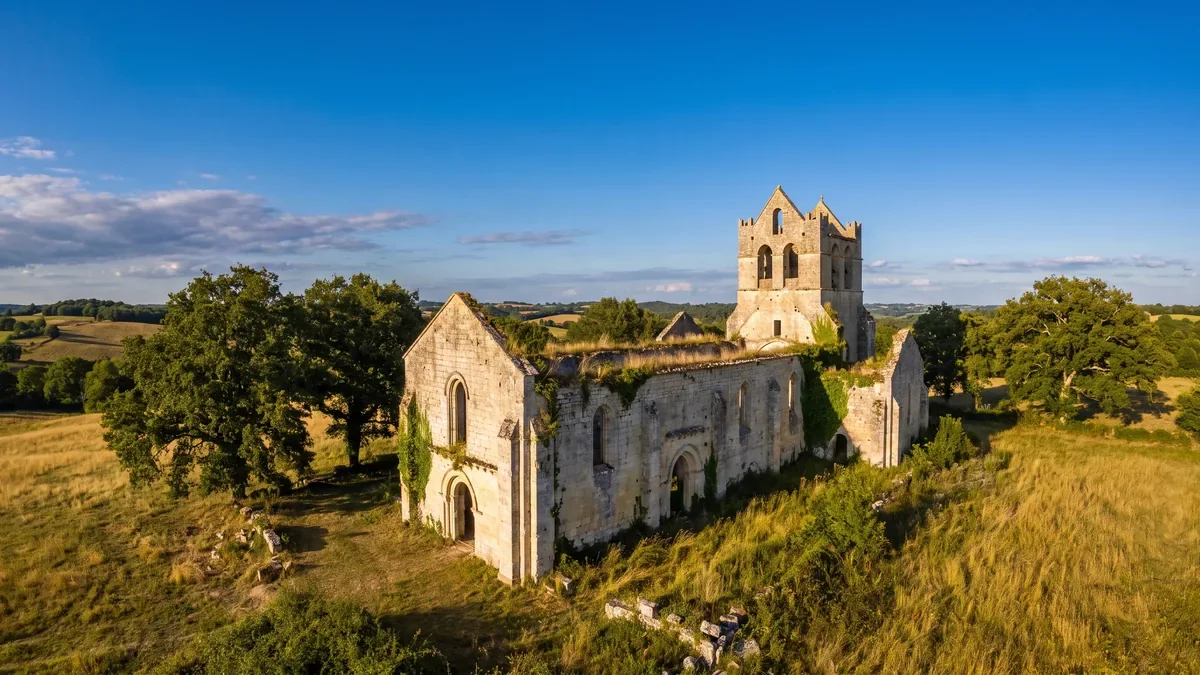 Vestiges de l'église Sainte-Croix dans la campagne de Lévignac-de-Guyenne