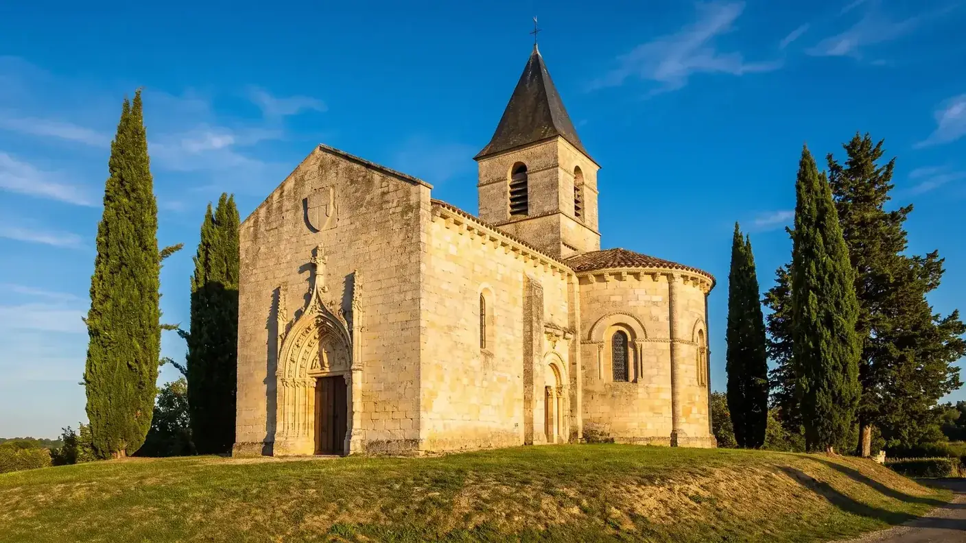 Église de Bernac en pierre blonde avec portail gothique