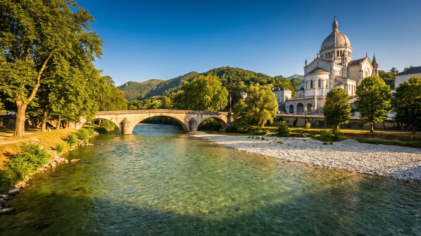 Gave de Pau au pied du sanctuaire de Lourdes