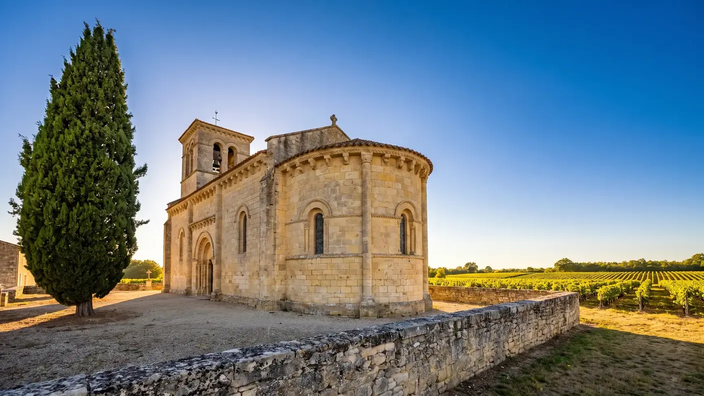 Église romane en pierre au milieu des vignes de Lussac