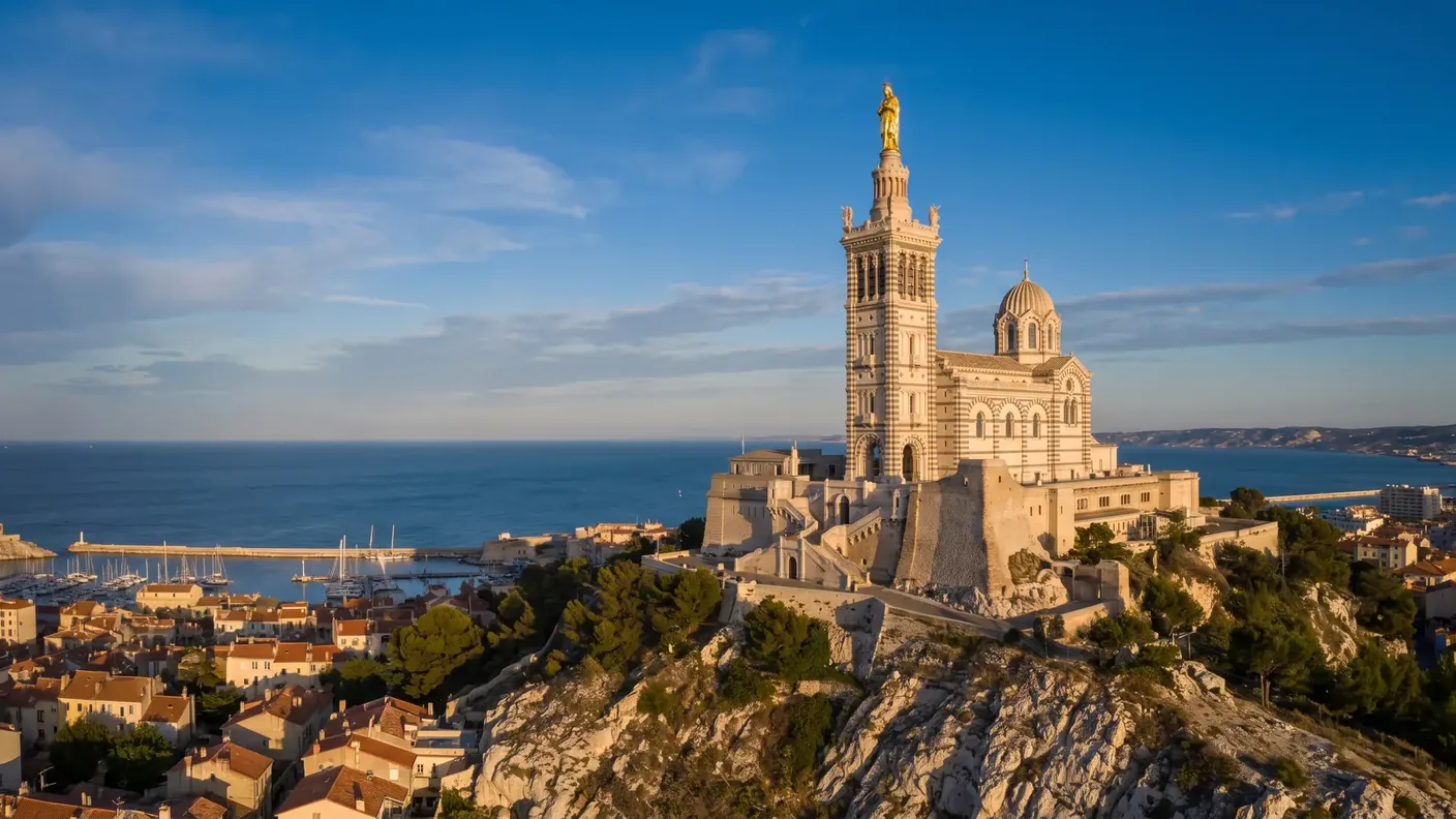 Basilique Notre-Dame de la Garde dominant Marseille et la mer