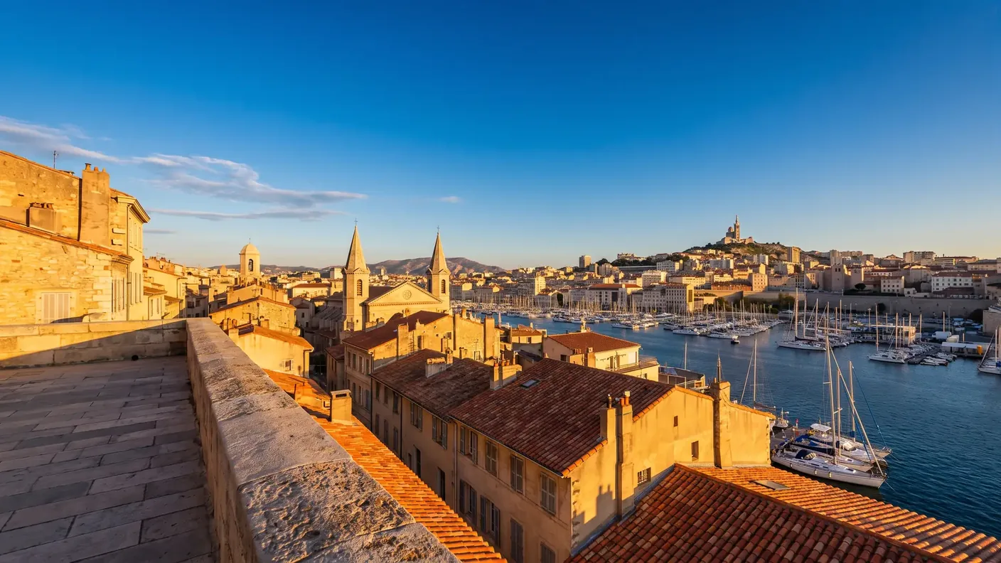 Toits de Marseille descendant vers le Vieux-Port et la mer
