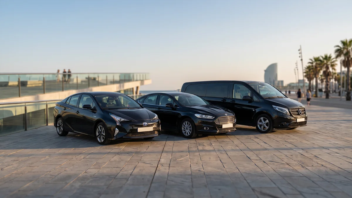 Flotte de véhicules VTC à Bordeaux, de la citadine hybride à la berline Mercedes