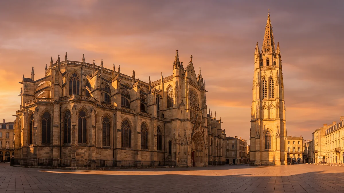 Berline VTC devant la tour Pey-Berland et la cathédrale au cœur de Bordeaux