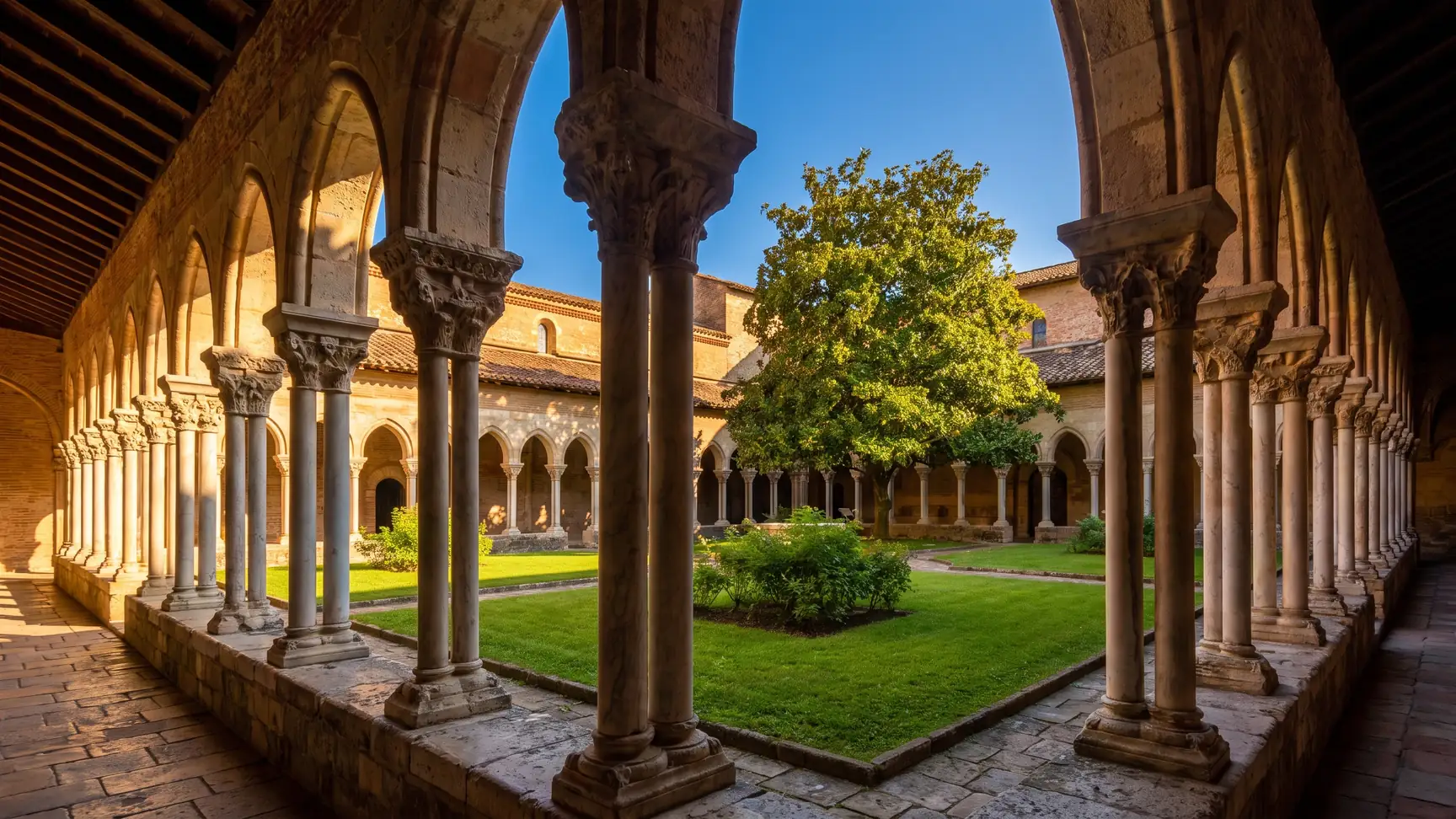 Cloître roman de l'abbaye Saint-Pierre de Moissac et ses chapiteaux