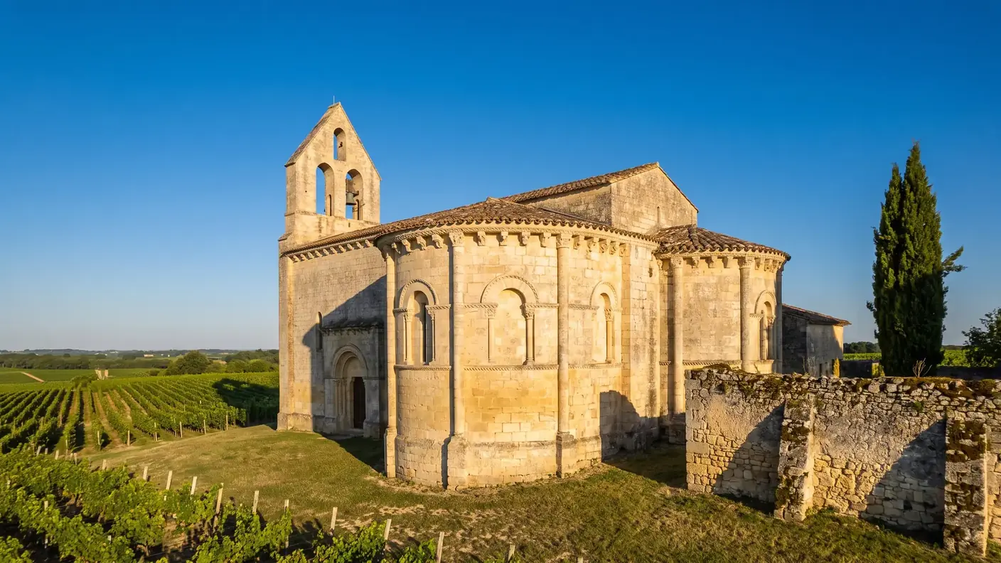 Église romane Saint-Martin au-dessus du vignoble de Montagne