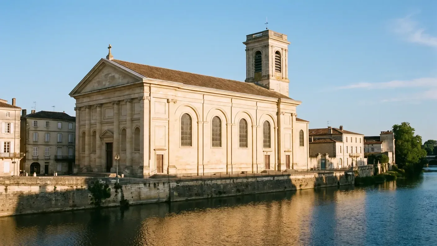 L'église Saint-Nicolas de Nérac, façade néoclassique de pierre claire à fronton, au bord de la Baïse