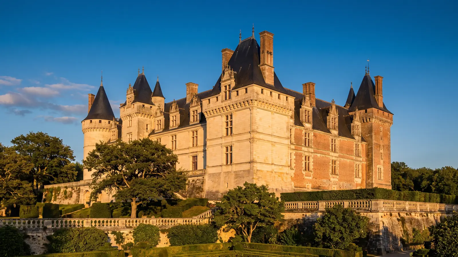 Château de Pau et ses tours au-dessus des jardins en terrasse
