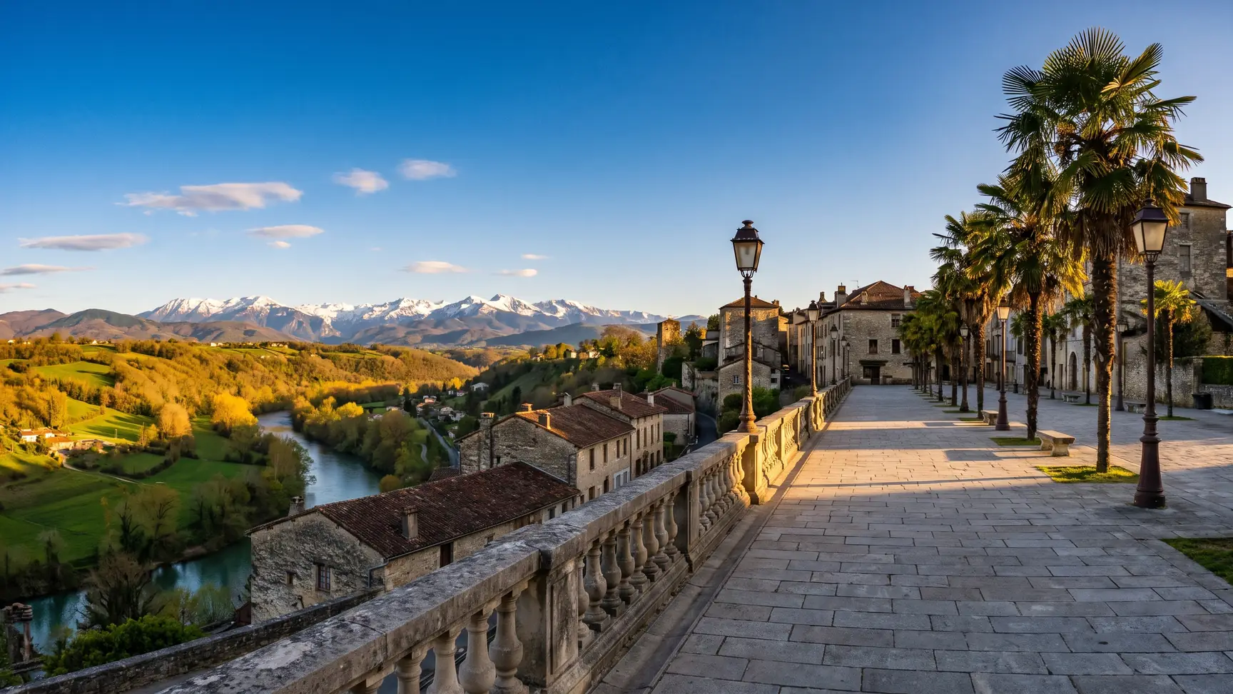 Boulevard des Pyrénées à Pau, promenade panoramique bordée de palmiers