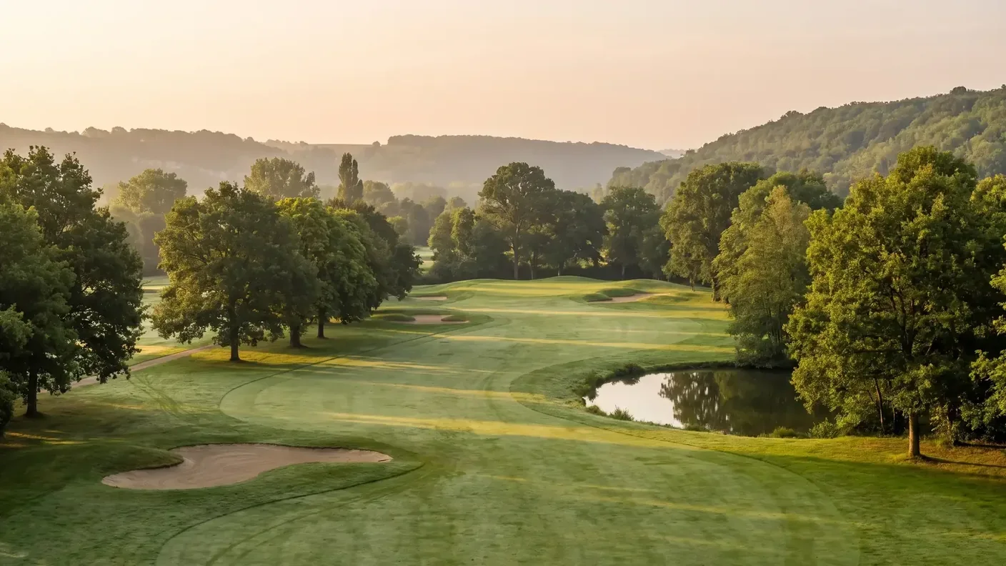 Parcours de golf champêtre en Charente près de la vallée de la Dronne, fairway verdoyant entre chênes et châtaigniers