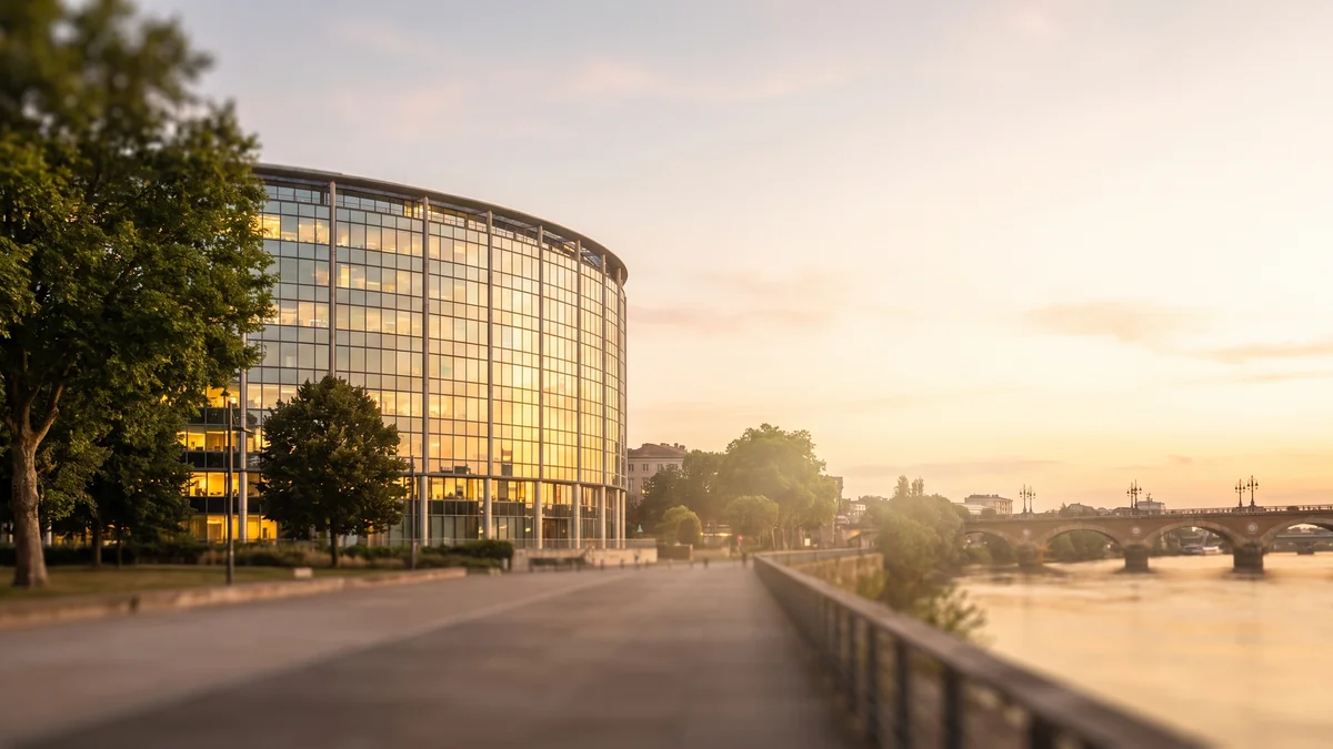 Van avec chauffeur devant la Cité Mondiale, quartier d'affaires de Bordeaux