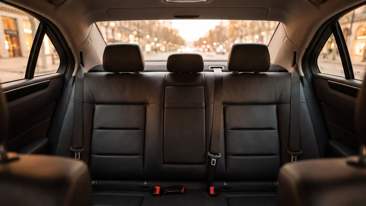 Intérieur d'un VTC assuré et conforme, illustrant l'assurance RC professionnelle à Bordeaux