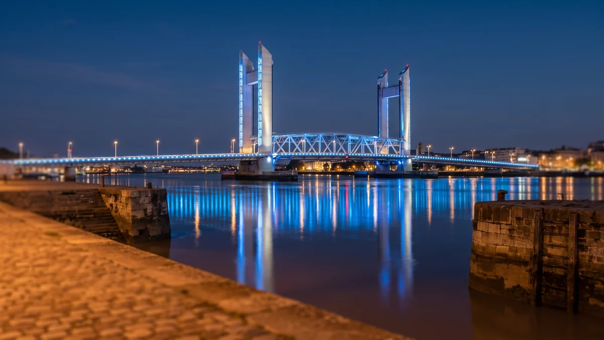 Pont Chaban-Delmas illuminé de nuit au-dessus de la Garonne à Bordeaux