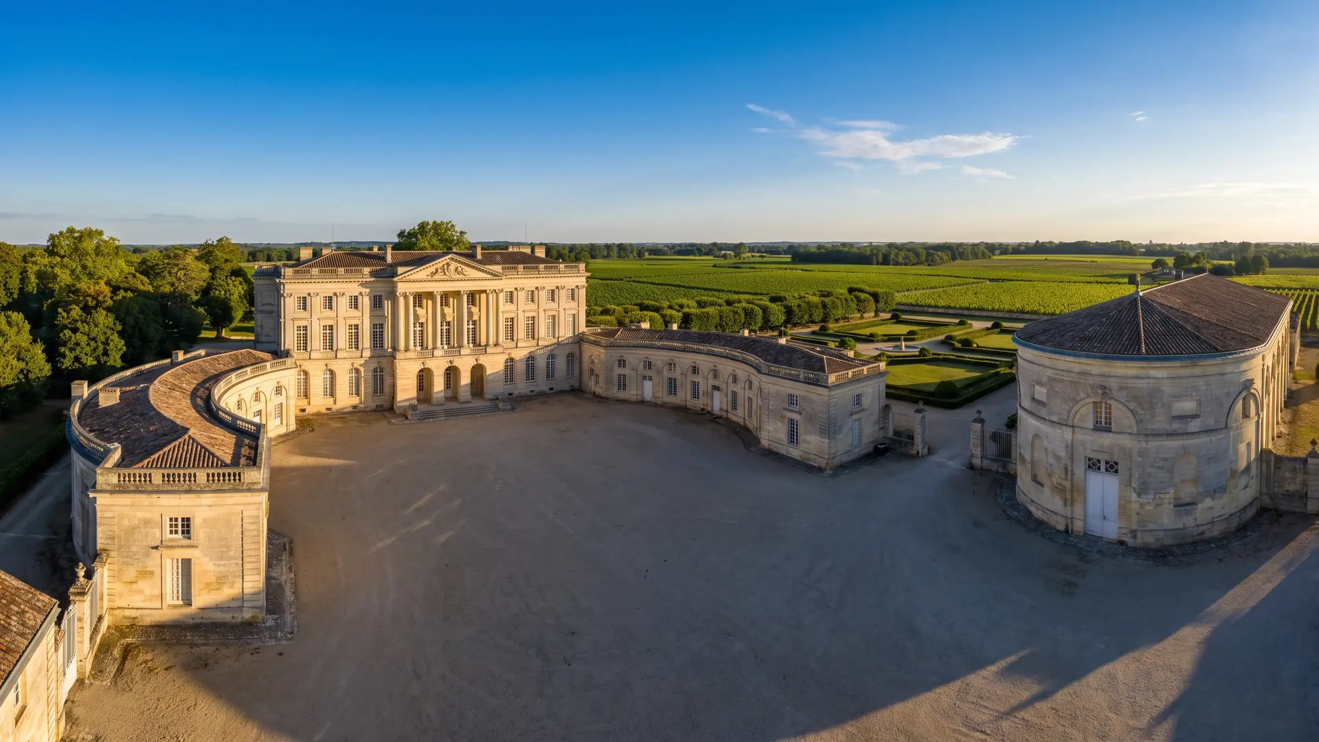 Façade néoclassique et cour du château du Bouilh