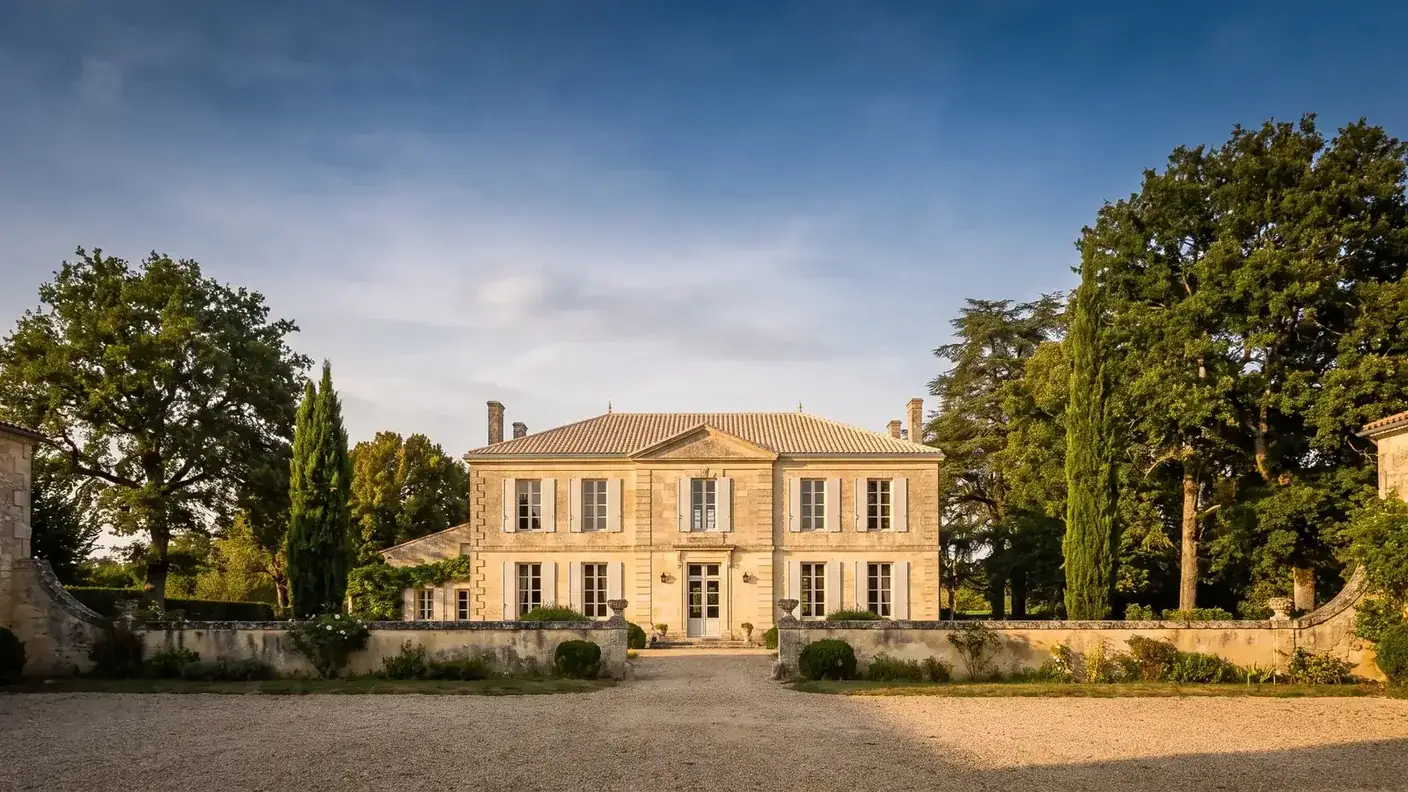 Un logis saintongeais en pierre calcaire à façade symétrique, fronton central, chaînes d'angle, toit de tuiles