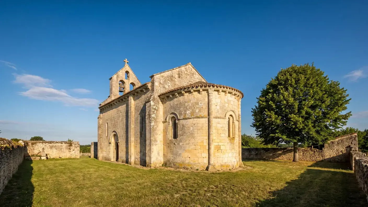 Une petite église romane saintongeaise en pierre calcaire claire, nef unique, abside arrondie