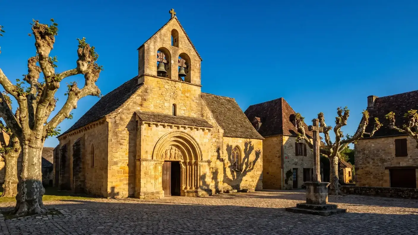 Église de village périgourdine en pierre blonde à clocher-mur, évocation de Saint-Pierre-ès-Liens