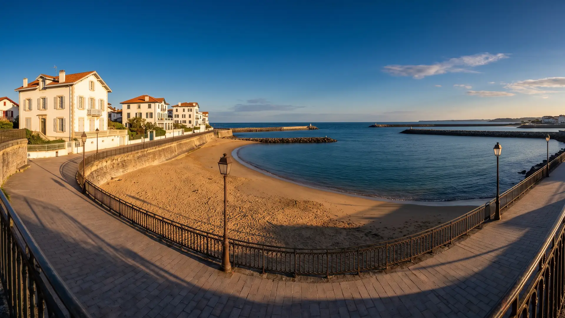 Promenade et digue le long de la baie de Saint-Jean-de-Luz