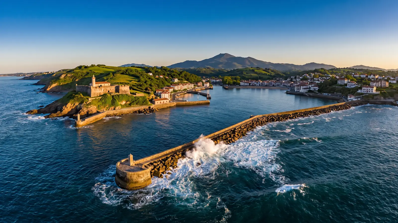 Baie de Saint-Jean-de-Luz, digues et fort de Socoa