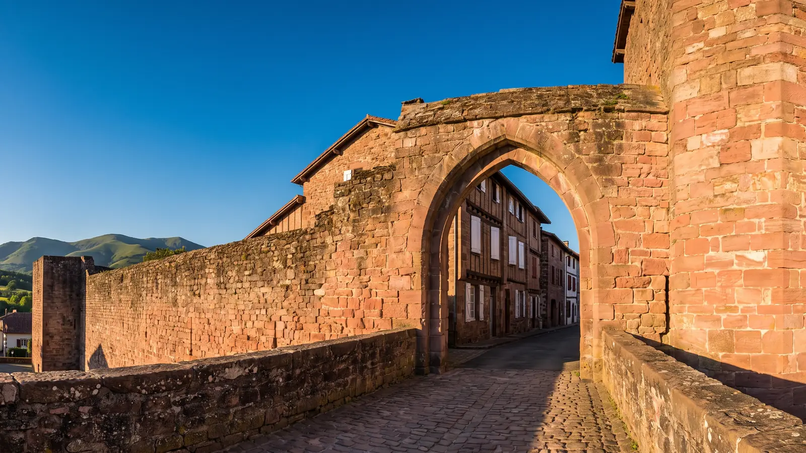 Porte fortifiée dans les remparts de Saint-Jean-Pied-de-Port