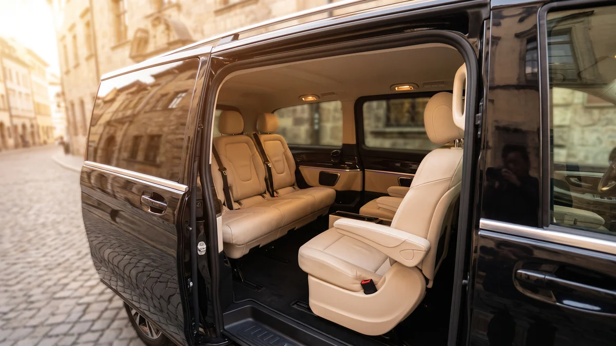 Intérieur spacieux d'un van avec chauffeur, sièges individuels en rangées