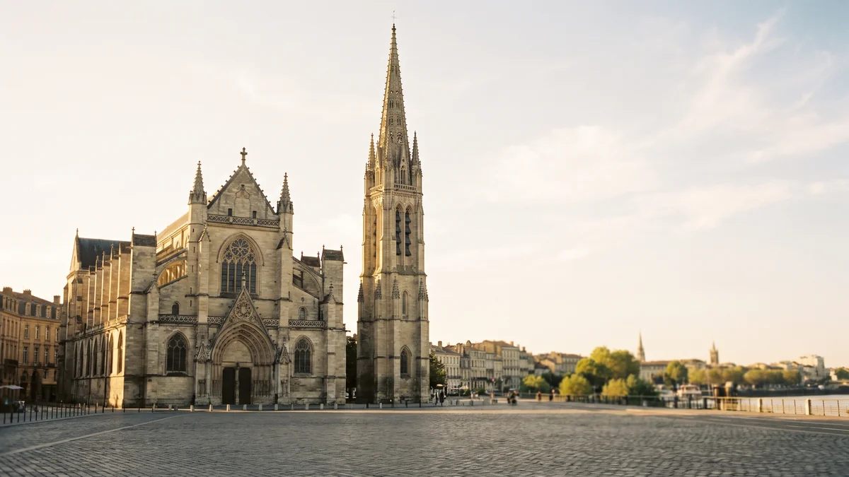 Van avec chauffeur près de la basilique Saint-Michel à Bordeaux