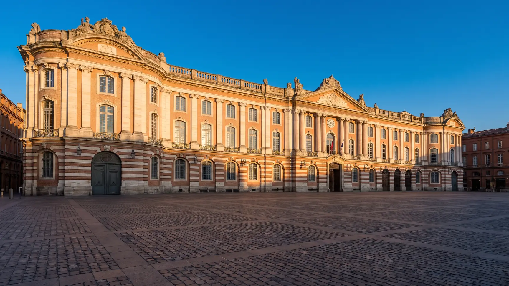 Place du Capitole à Toulouse et sa façade de brique rose
