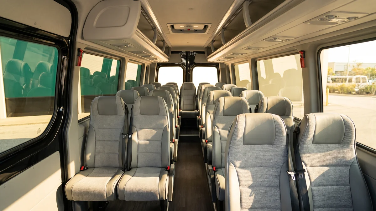 Intérieur d'un minibus avec chauffeur, sièges alignés pour un groupe à Bordeaux