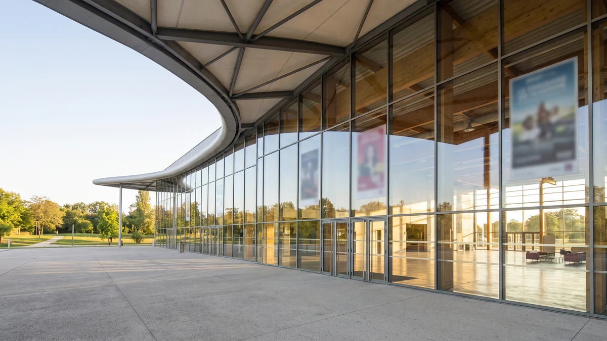 Autocar déposant une délégation devant le parc des expositions de Bordeaux