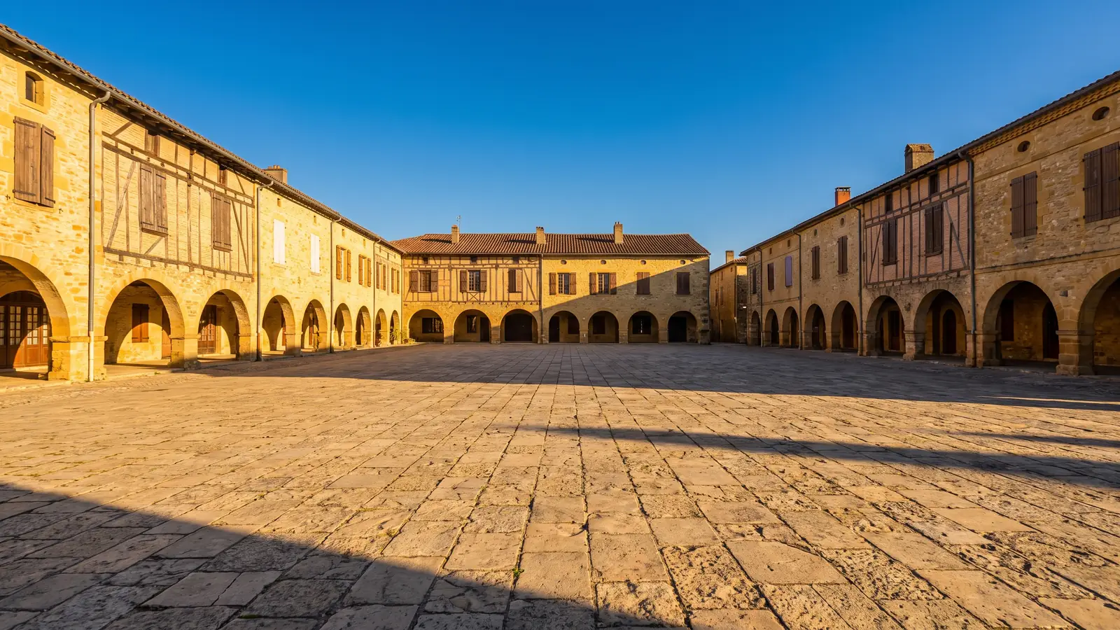 Place à arcades de Valence-sur-Baïse et ses façades gasconnes