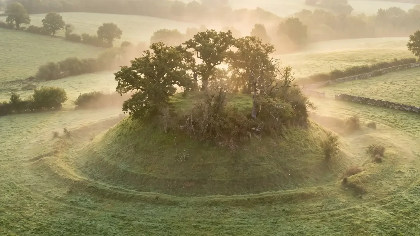 Motte castrale boisée près de Verteillac, entourée de prairies