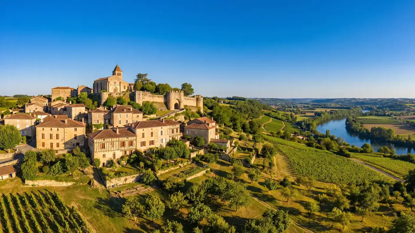 Le village fortifié de Pujols perché sur sa colline près de Villeneuve-sur-Lot, maisons ocre et remparts