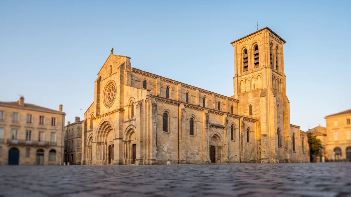 Basilique Saint-Seurin de Bordeaux, façade et clocher roman