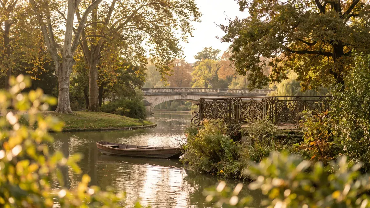 VTC longeant le Jardin public de Bordeaux par une matinée claire