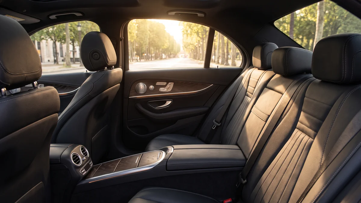 Intérieur cuir d'une berline VTC avec chauffeur, sièges avant et tableau de bord