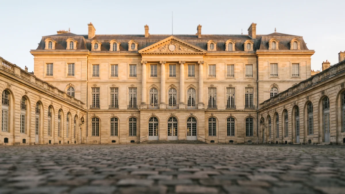 Voiture de mariage devant le Palais Rohan, hôtel de ville de Bordeaux