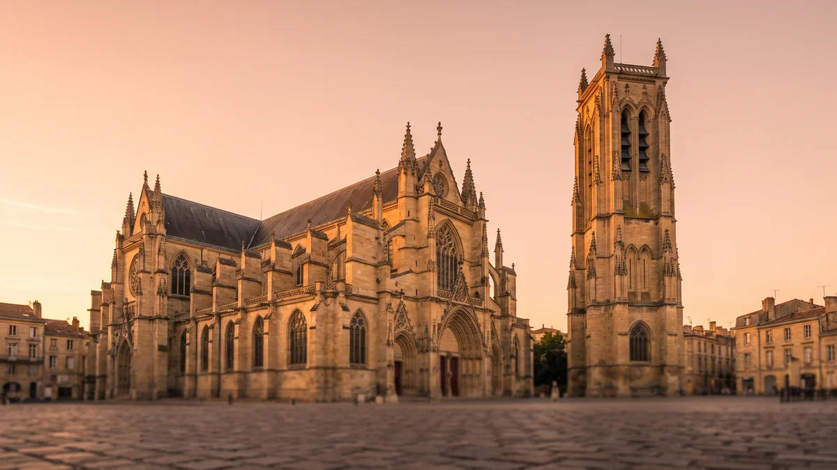 Cortège de mariage devant la Basilique Saint-Michel à Bordeaux