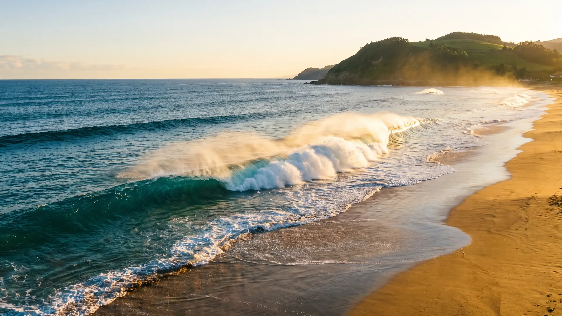 Vague de surf sur la plage de Zarautz au Pays basque espagnol