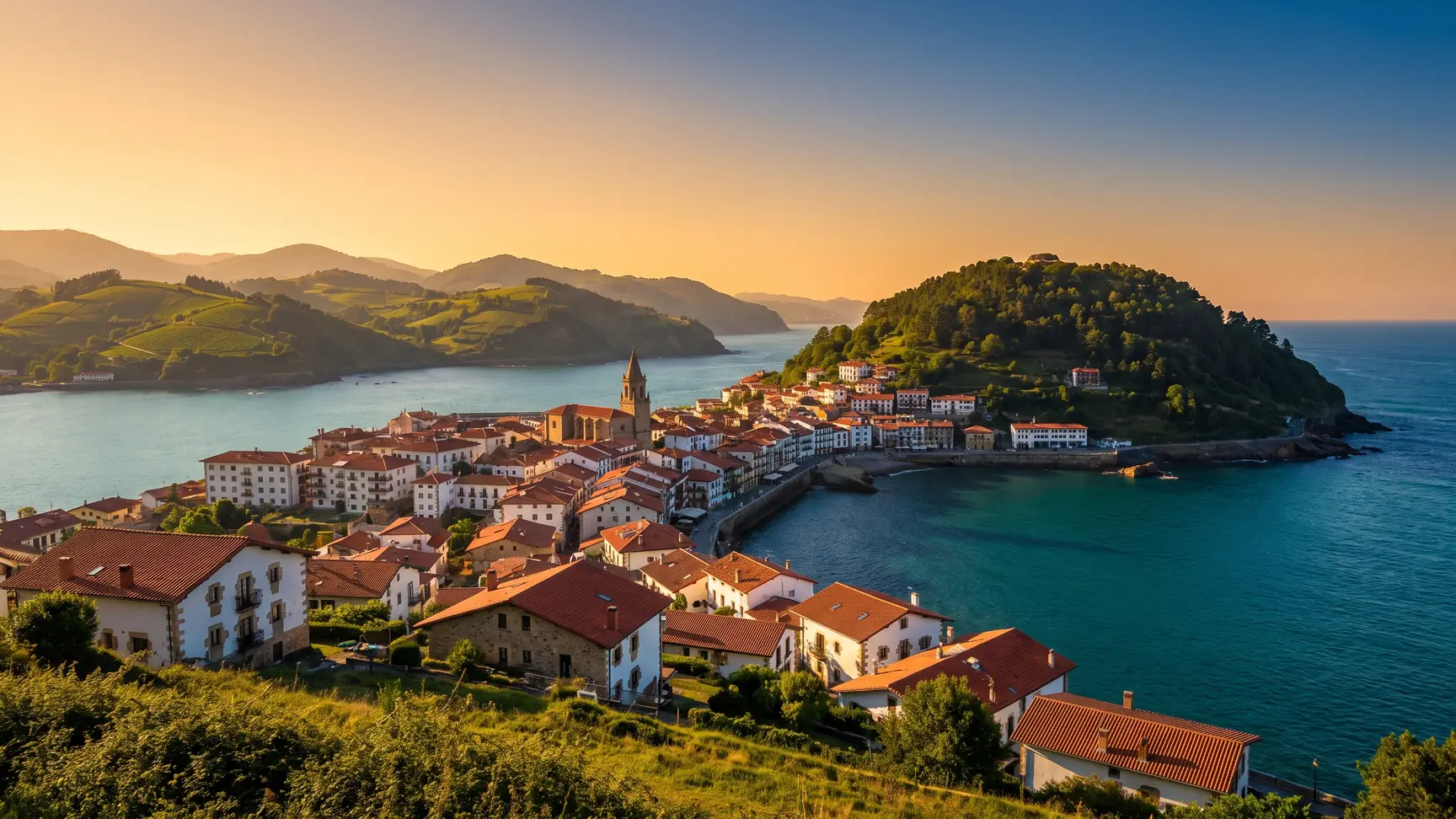 Getaria et le mont San Antón vus depuis la côte